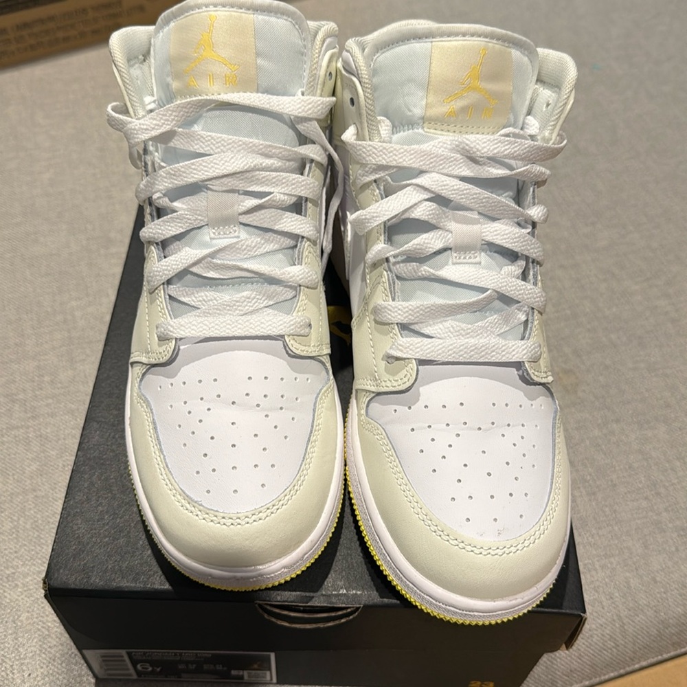 Air Jordan 1 mid yellow and white big kids used size 6 youth. Used.